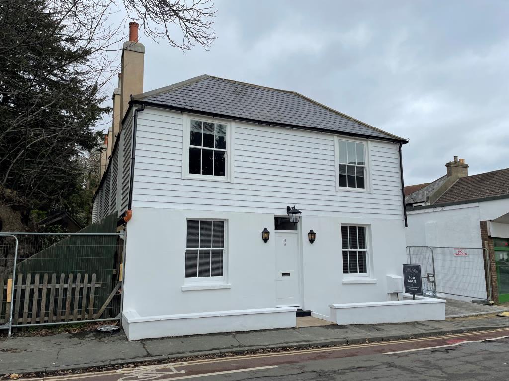 Lot: 59 - WELL PRESENTED THREE-BEDROOM HOUSE - Weatherboarded house